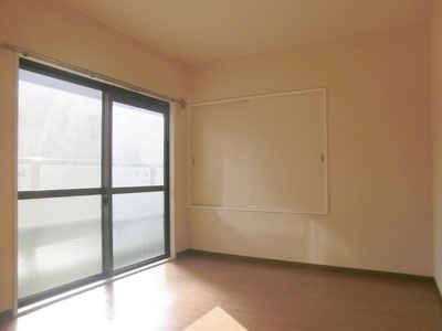 Living and room. It is the south side of the Western-style. 