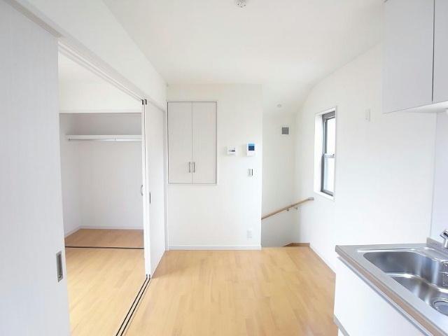 Living. Spacious DK open the partition