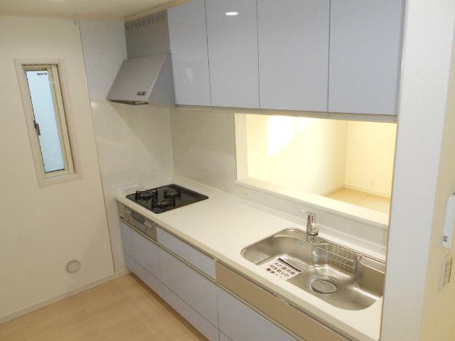 Kitchen. Face-to-face kitchen where you can enjoy a conversation with your family, even while cooking (16 Building)