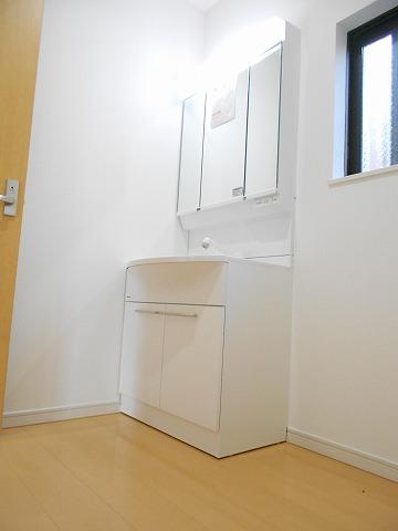 Wash basin, toilet. 17 Building