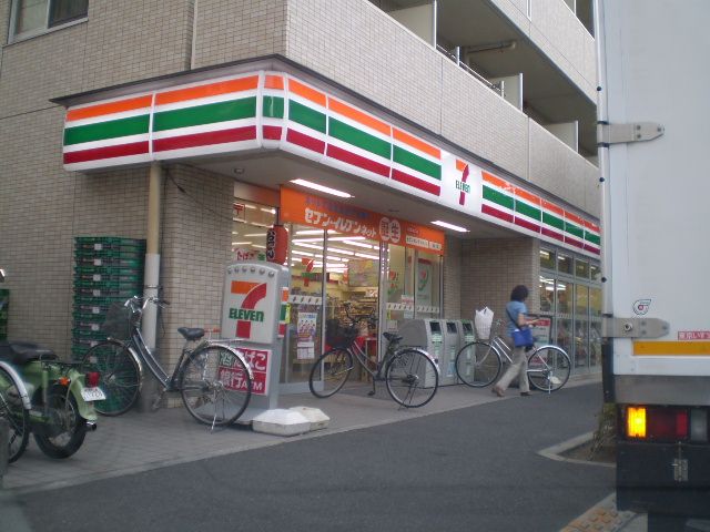 Convenience store. 250m to Seven-Eleven (convenience store)