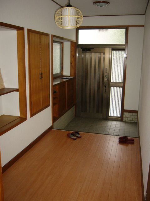 Entrance. Entrance also spacious, I feel a sense of openness.