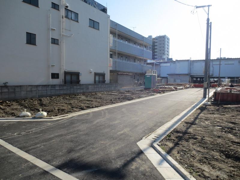 Local photos, including front road. All building two-storey Local (2013 November shooting)