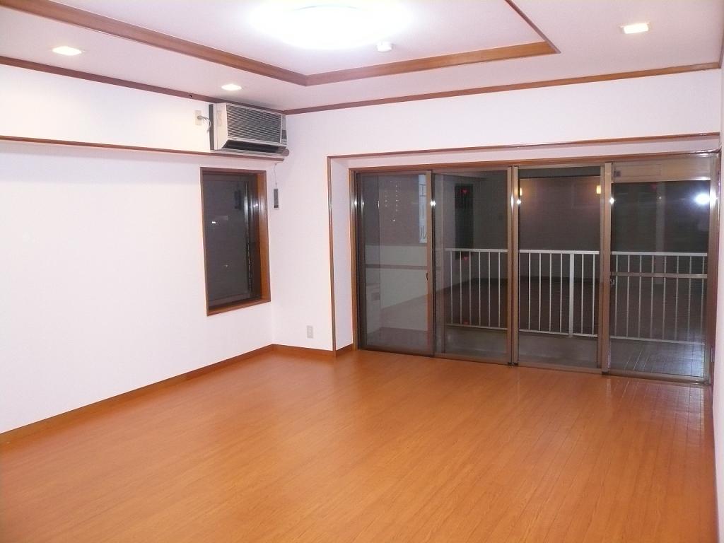 Living and room. Sunny!