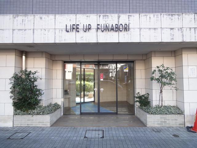 Entrance. Common areas