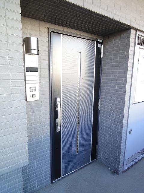 Entrance. Local (11 May 2013) Shooting