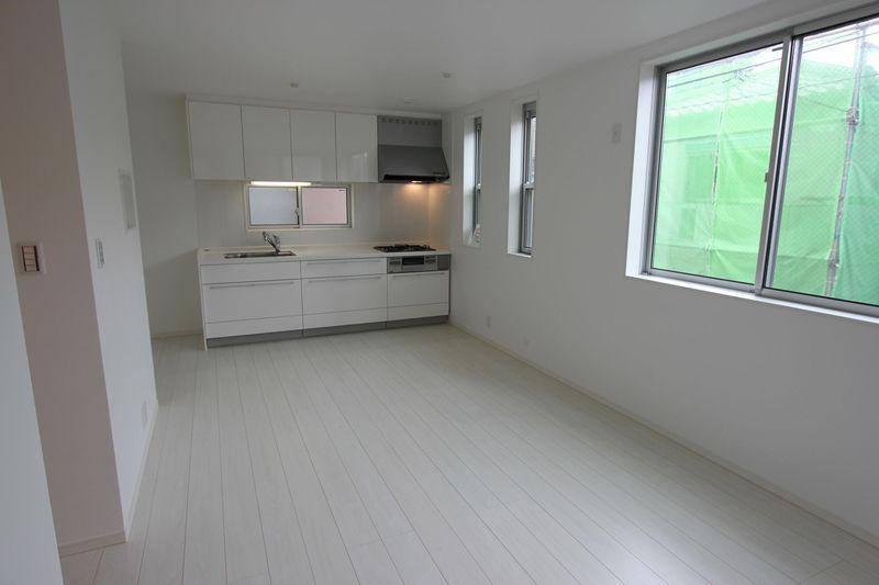 Living. Living is spacious 12.93 Pledge, Window there are a plurality of airy comfortable living