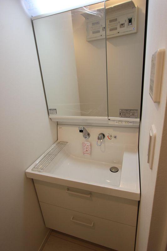 Wash basin, toilet. Independent wash basin mirror and easy-to-use large