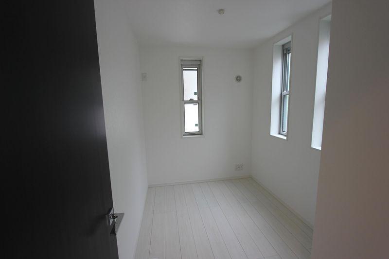 Non-living room. Services Room 3.72 Pledge introspection