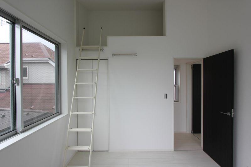 Non-living room. Loft looks.