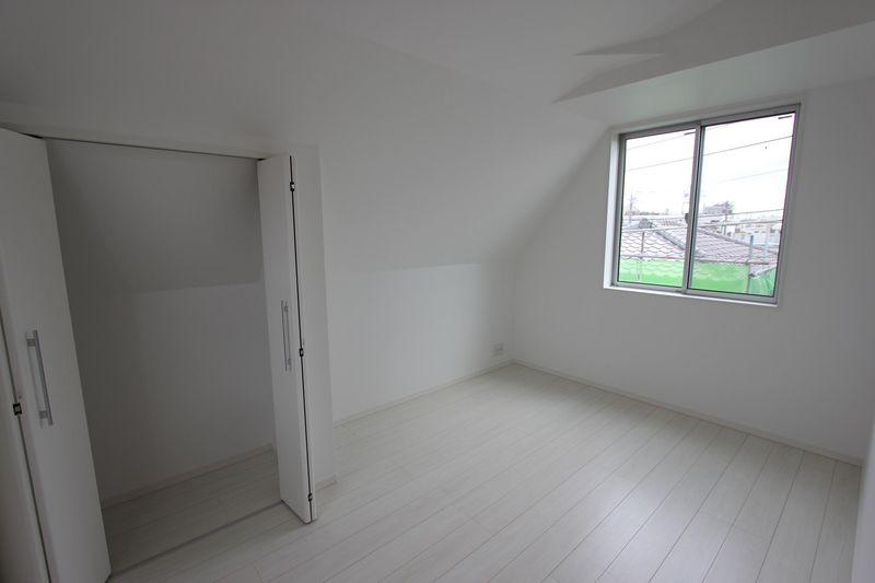 Non-living room. Bedroom 6.34 Pledge, It is bright and pleasant rooms with two faces lighting.