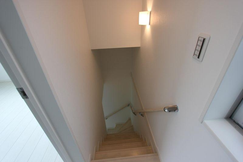 Other introspection. Stairs that descend from the second floor