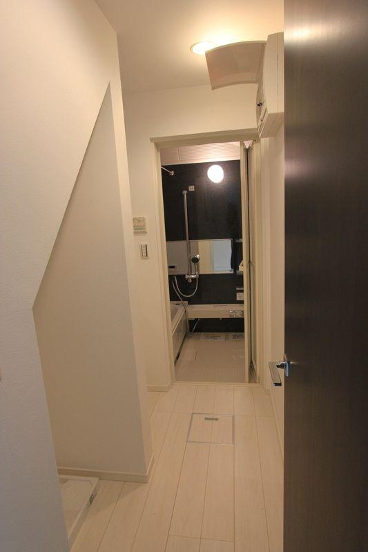 Other introspection. The first floor of the foyer near the corridor