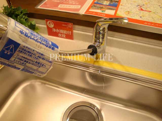 Kitchen. Nozzle is extended cleaning easily sink