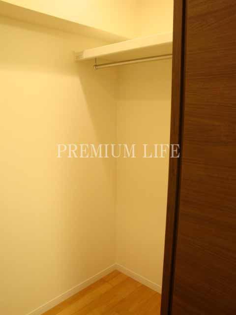 Receipt. Large walk-in closet with