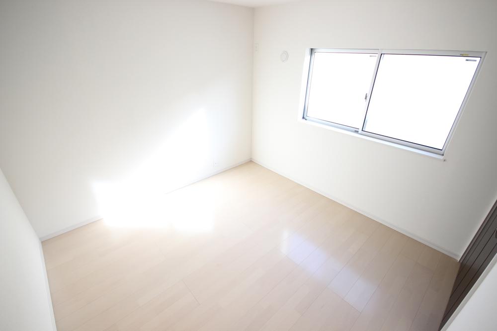 Non-living room. Wall one side closet