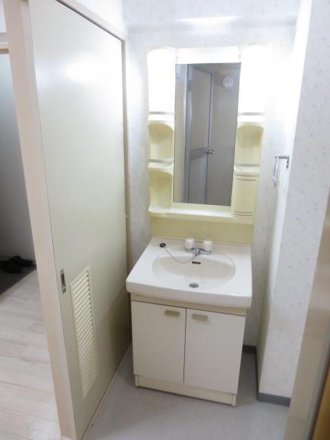 Washroom. Independent wash basin