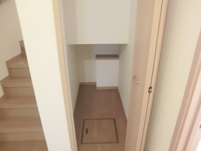 Receipt. There is housed in the entrance ☆ 