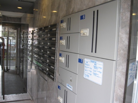 Entrance. The entrance There is also a home delivery box.