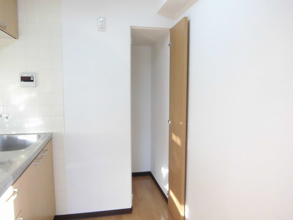 Receipt. There are also storage space in the kitchen next to.