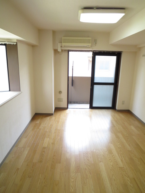 Kitchen. Spacious 7.7 Pledge Western-style