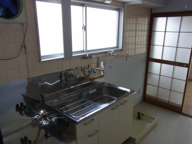 Kitchen. Gas stove can be installed