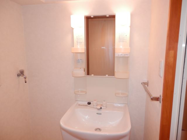 Other Equipment. Independent wash basin