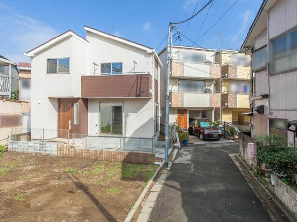 Local photos, including front road. It is a front road