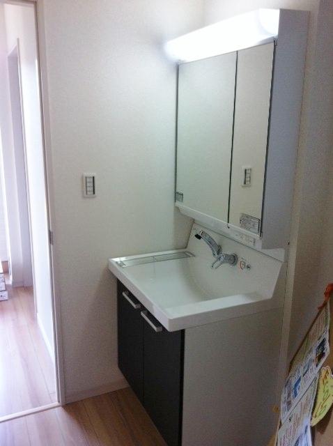 Wash basin, toilet. It is the washstand