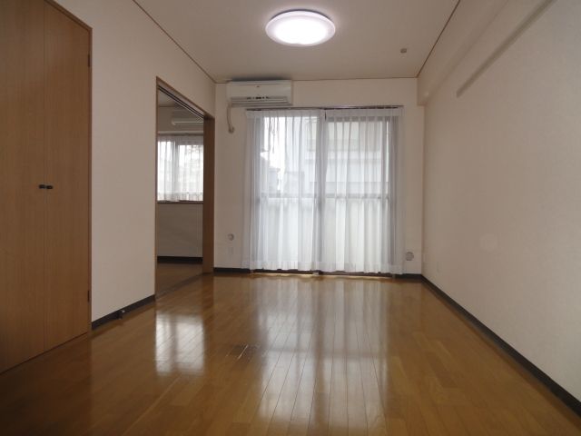 Living and room. Good and wide per yang.