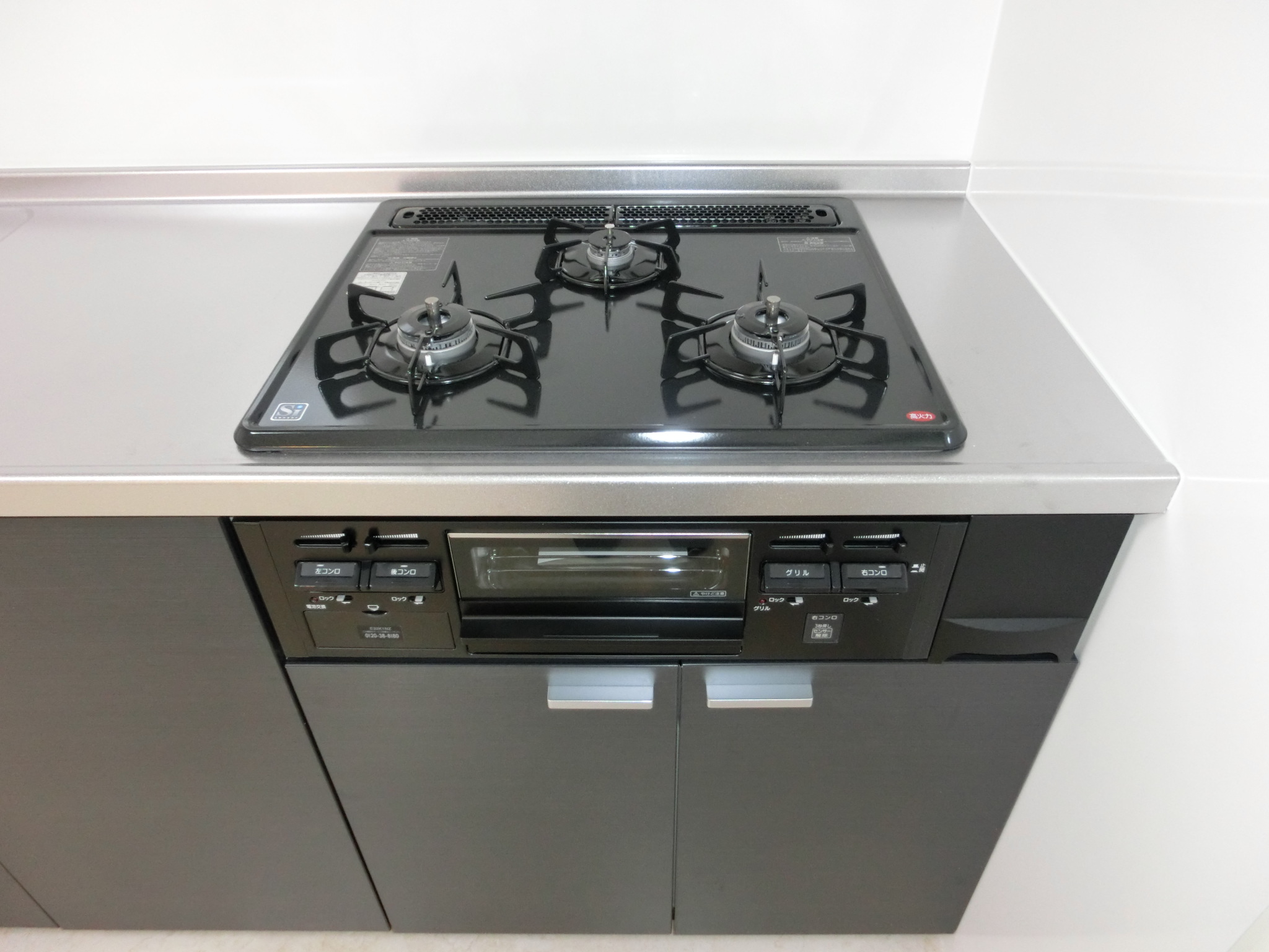 Kitchen. 3-neck gas stove