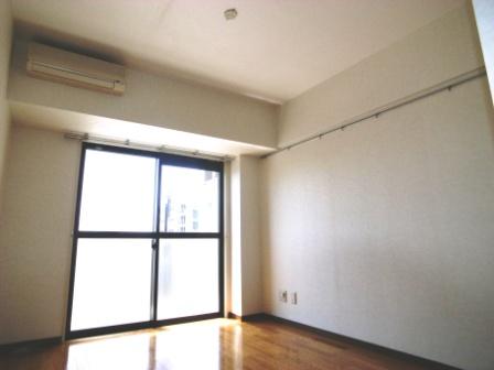 Living and room. MinamiMuko, Flooring