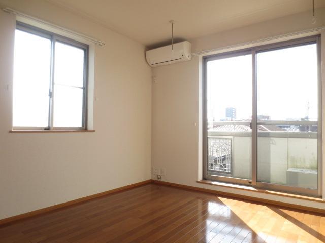 Living and room. 2 side lighting of the bright and airy rooms