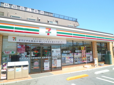 Convenience store. 450m to Seven-Eleven (convenience store)