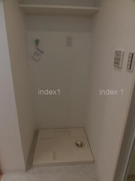 Wash basin, toilet. There is also indoor washing machine Storage ☆