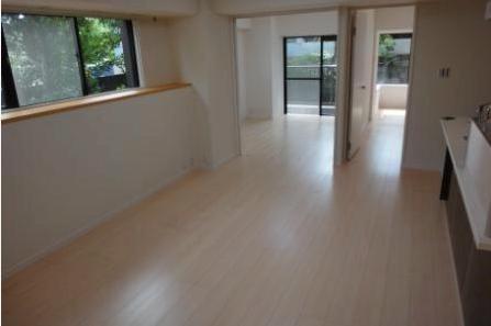 Living.  [12.5 Pledge of floor heating equipped LDK] There is a bay window per corner room