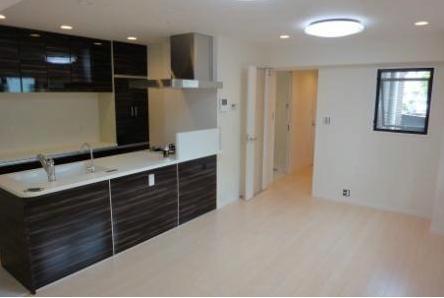 Living.  [2013 renovation completed already] Water around the course, I also like the entrance and air conditioning of the new mounting.