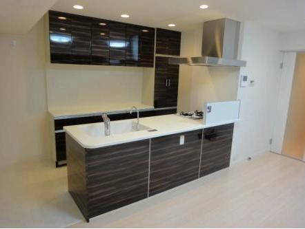 Kitchen.  [Island Kitchen] Spacious space in which the cooking fun