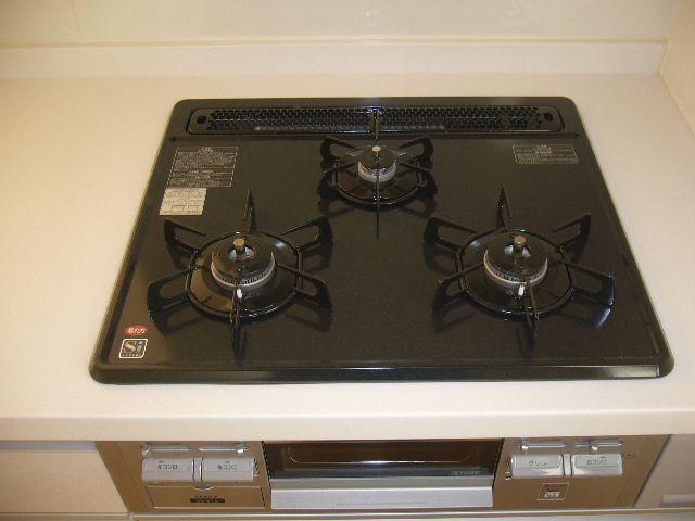 Kitchen. 3-neck gas stove