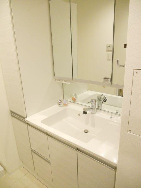 Wash basin, toilet. Shampoo dresser