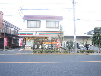 Convenience store. 750m to Seven-Eleven (convenience store)