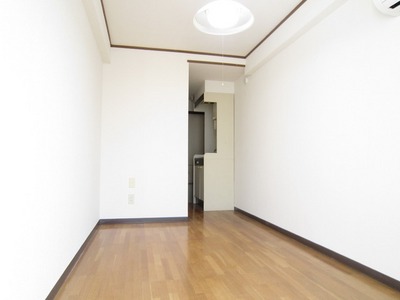 Living and room. 6 Pledge Western-style