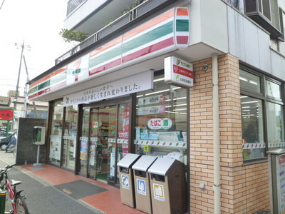 Convenience store. 50m until the Seven-Eleven (convenience store)