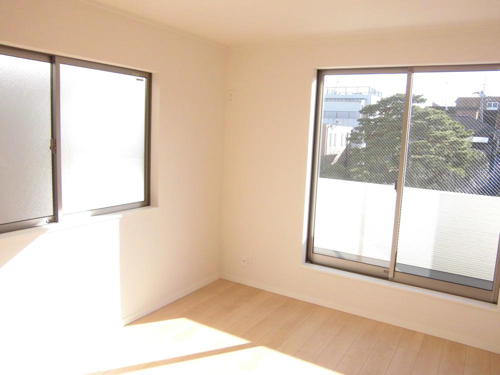 Non-living room. Western is