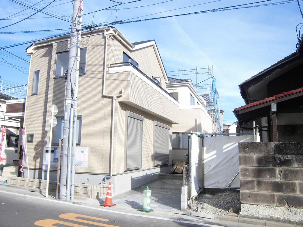 Local photos, including front road. It is second from the front