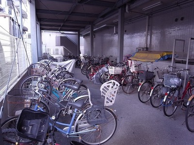 Other common areas. Mansion in the parking lot