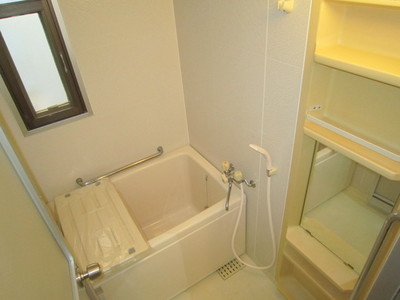 Bath. Bus (with window)