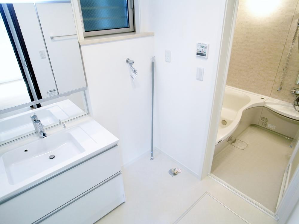 Wash basin, toilet. Itopia Home Building Construction example photo