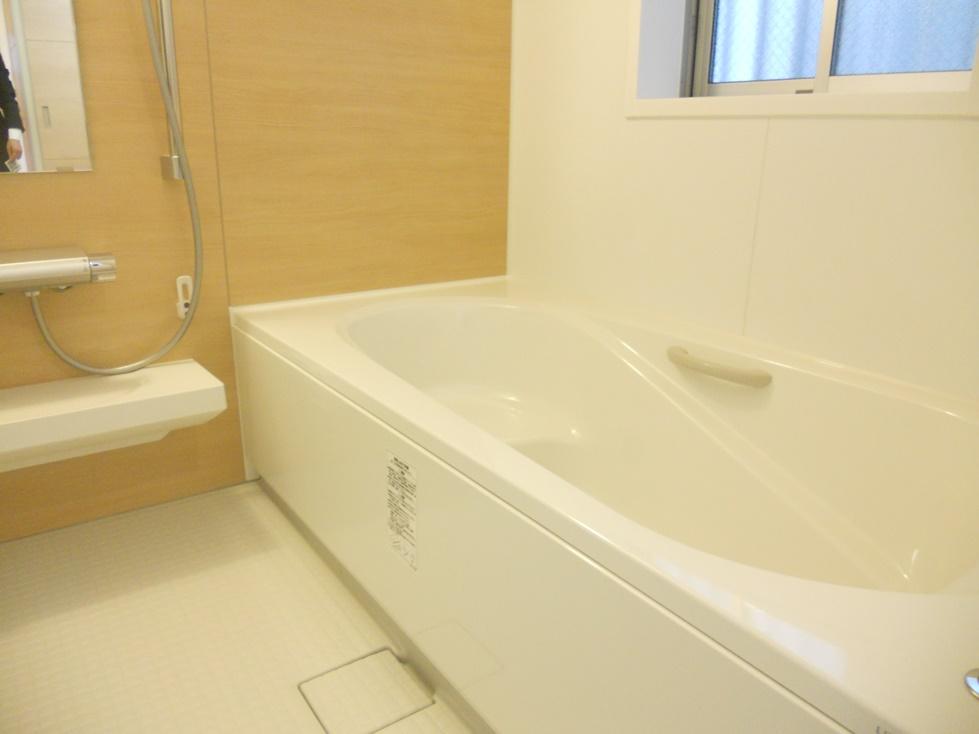 Bathroom. Spacious 1 tsubo type unit with bus windows were