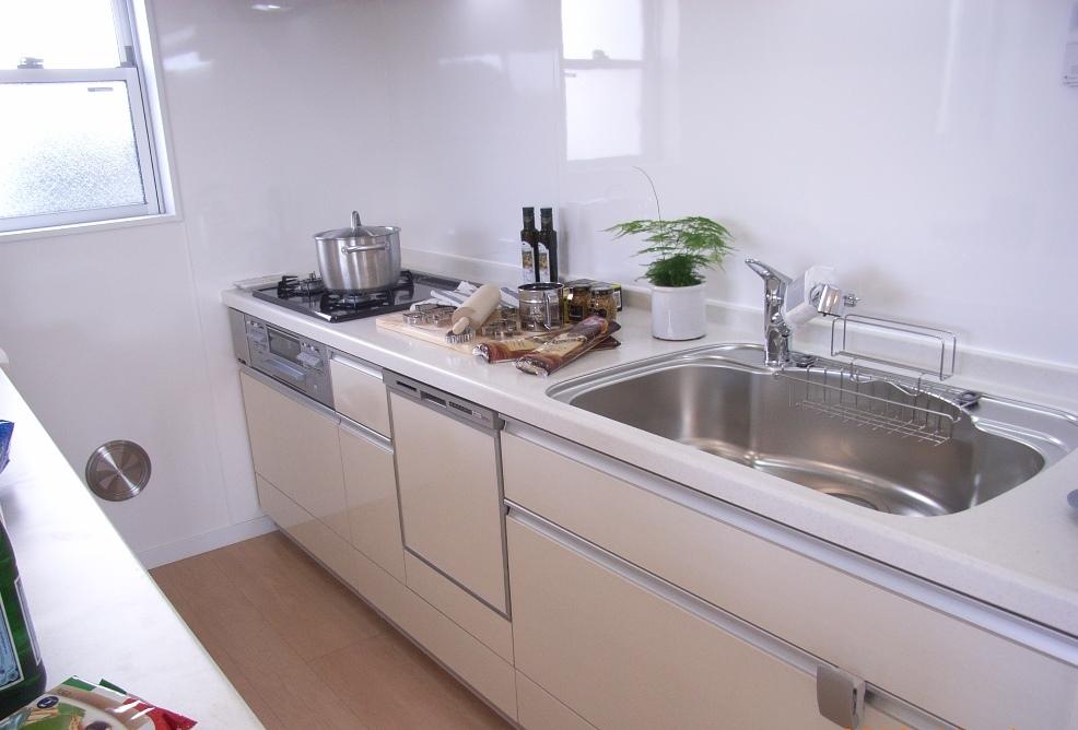 Kitchen. Easy-to-use open kitchen.